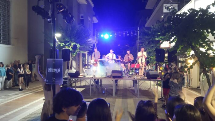 Αγρίνιο – «Ινέδμων»: Πλήθος κόσμου στη συναυλία του Θανάση και του Στέφανου Μπέστια