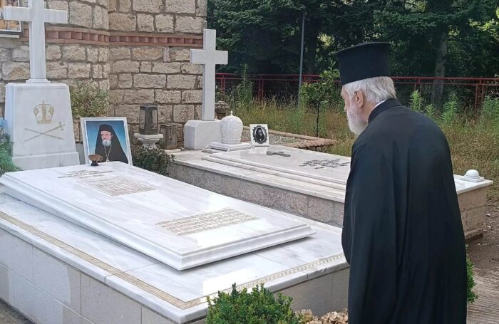 Τρισάγιο στον τάφο του μακαριστού Μητροπολίτη Κοσμά από τον Μητροπολίτη Φιλαδελφείας Μελίτωνα