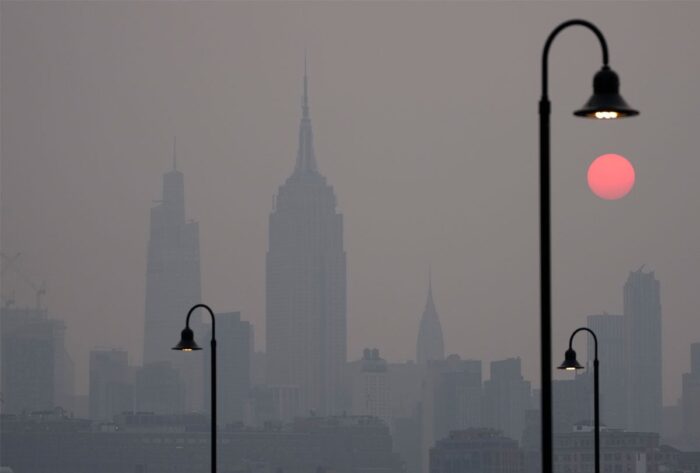 Απόκοσμες εικόνες: «Πνίγηκε» η Νέα Υόρκη από τους καπνούς που προκαλούν τεράστιες φωτιές στον Καναδά