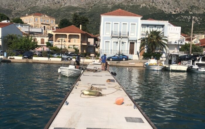 Τοποθέτηση δύο πλωτών εξεδρών στο λιμάνι Παλαίρου