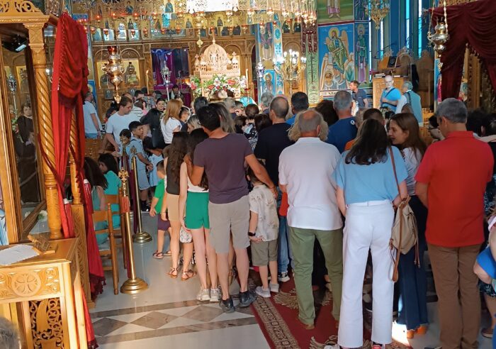 Λαοθαλασσα πιστών στον Ι.Ν Αγίου Δημητρίου Παραβόλας για τα ιερά λείψανα των Αγίων Ραφαήλ Νικολάου και Ειρήνης