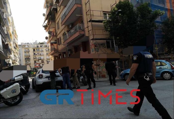Θρίλερ στη Θεσσαλονίκη – Κυνηγούσε με μαχαίρι 17χρονο και ταμπουρώθηκε στο διαμέρισμά του με γυναίκα