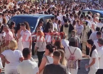 Σπαραγμός/Όλοι στα λευκά για το “τελευταίο αντίο” στην 14χρονη Χριστίνα στην Πάτρα