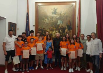 Ο Κώστας Λύρος βράβευσε την πρωταθλήτρια ομάδα του Ναυτικού Ομίλου Μεσολογγίου   