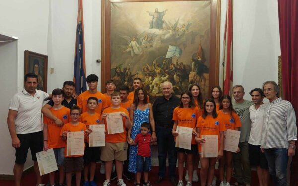 Ο Κώστας Λύρος βράβευσε την πρωταθλήτρια ομάδα του Ναυτικού Ομίλου Μεσολογγίου   