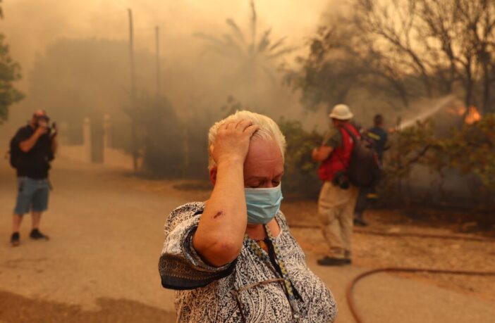 Καίγονται σπίτια στη Νέα Ζωή της Μάνδρας – 20 χλμ. μέτωπο από τα Δερβενοχώρια