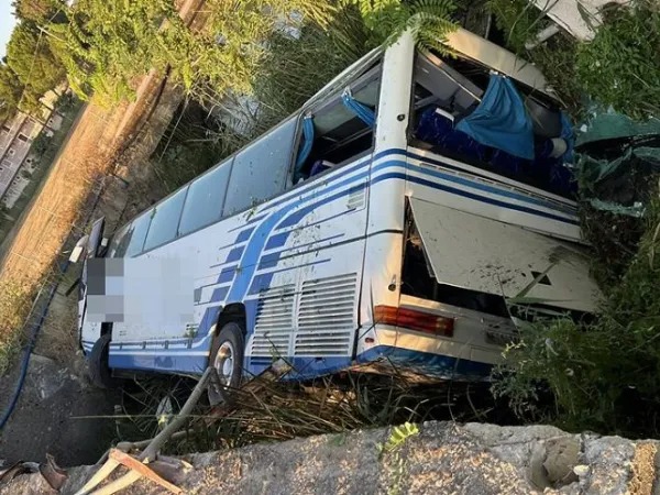 Τουριστικό λεωφορείο έπεσε κάτω από γέφυρα στην Αγριλιά Ζακύνθου