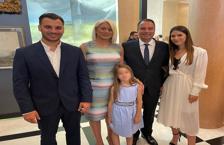 Οικογενειακώς ο Θανάσης Παπαθανάσης στην ορκωμοσία!