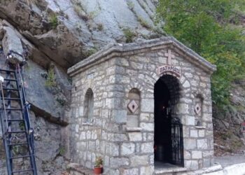 Αμέτρητοι οι πιστοί που σταμάτησαν για να αγγίξουν το πάτημα της Παναγίας Προυσσιώτισσας