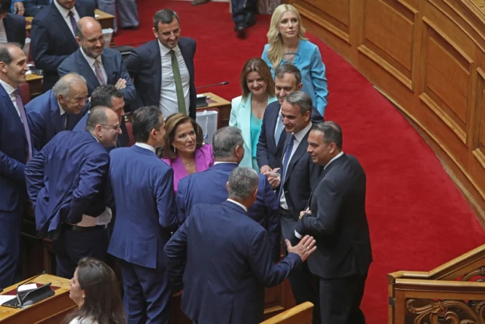 Βουλή: Ορκίστηκαν οι 300 βουλευτές – Δείτε βίντεο και φωτογραφίες