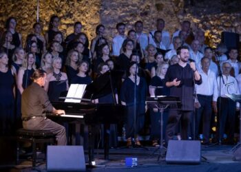 Ναύπακτος:Ο Θοδωρής Βουτσικάκης μάγεψε το κοινό ερμηνεύοντας Μίκη Θεοδωράκη 