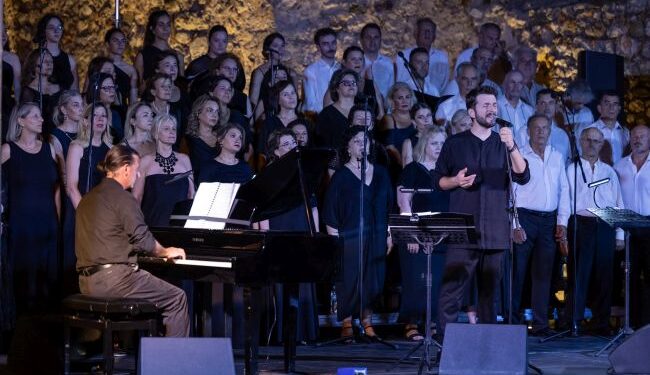 Ναύπακτος:Ο Θοδωρής Βουτσικάκης μάγεψε το κοινό ερμηνεύοντας Μίκη Θεοδωράκη 