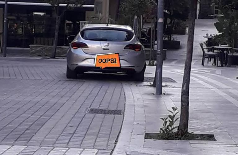 Αγρίνιο: Όπως βολεύεται ο καθένας….ακόμη και στους πεζοδρόμους!