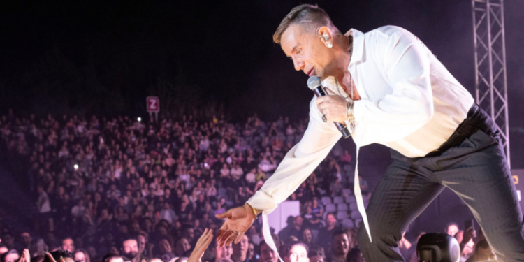 Γιώργος Μαζωνάκης: Xορεύει… πεντοζάλι και «ανάβουν» τα αίματα στην Κρήτη [Βίντεο]