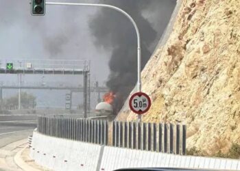 Βυτιοφόρο πήρε φωτιά στην εθνική Αθηνών – Κορίνθου – Κλειστά και τα δύο ρεύματα