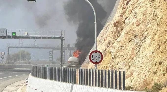 Βυτιοφόρο πήρε φωτιά στην εθνική Αθηνών – Κορίνθου – Κλειστά και τα δύο ρεύματα