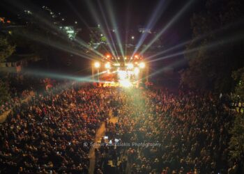 “Βούλιαξε” από κόσμο το Θέρμο στη συναυλία της Πέγκυ Ζήνα