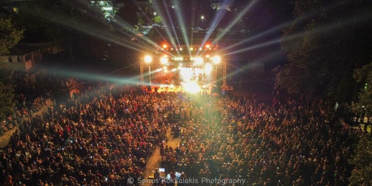 “Βούλιαξε” από κόσμο το Θέρμο στη συναυλία της Πέγκυ Ζήνα