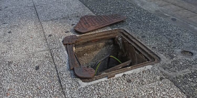 Αγρίνιο/Αγοράκι έπεσε σε σάπιο φρεάτιο στο κέντρο της πόλης