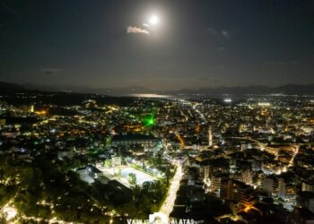 Μαγεύει η υπερπανσέληνος του Αυγούστου/ Το μπλε φεγγάρι πάνω από το Αγρίνιο