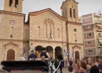 Μεσολόγγι: Νύφη έφτασε στην εκκλησία με… άμαξα [βίντεο]