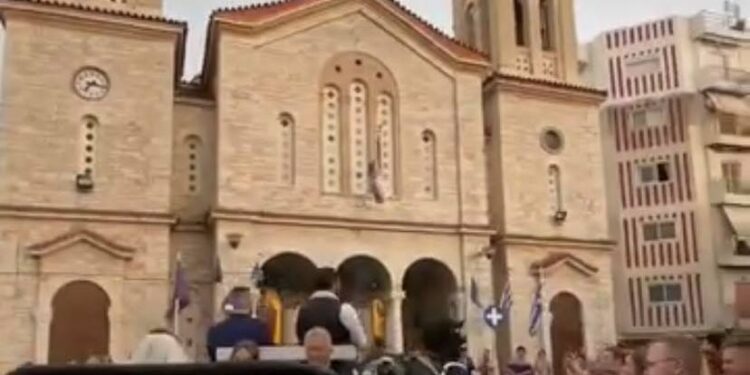 Μεσολόγγι: Νύφη έφτασε στην εκκλησία με… άμαξα [βίντεο]