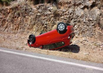 Τούμπαρε αυτοκίνητο στον επαρχιακό δρόμο Αρχοντοχωρίου – Μύτικα. (φωτο)