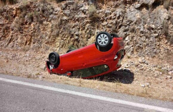 Τούμπαρε αυτοκίνητο στον επαρχιακό δρόμο Αρχοντοχωρίου – Μύτικα. (φωτο)