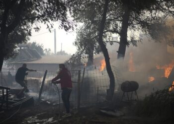 Ανεξέλεγκτη συνεχίζει να καίει η φωτιά στην Πάρνηθα. Στις αυλές των σπιτιών οι φλόγες