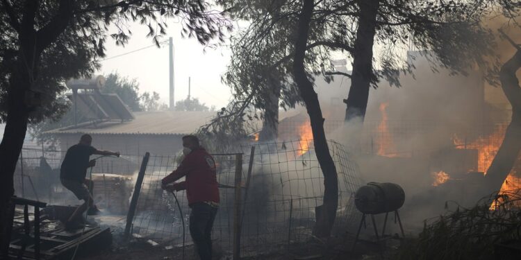 Ανεξέλεγκτη συνεχίζει να καίει η φωτιά στην Πάρνηθα. Στις αυλές των σπιτιών οι φλόγες