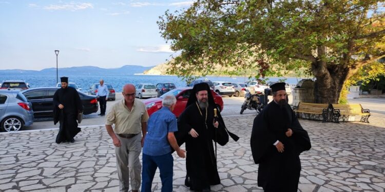 Ο Μητροπολίτης  Δαμασκηνός σε Μύτικα και Κατούνα