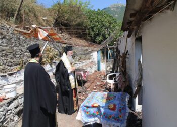 Αιτωλ/νία:Στο σπίτι του ανδρογύνου που απανθρακώθηκε ο Μητροπολίτης Ιερόθεος για τρισάγιο