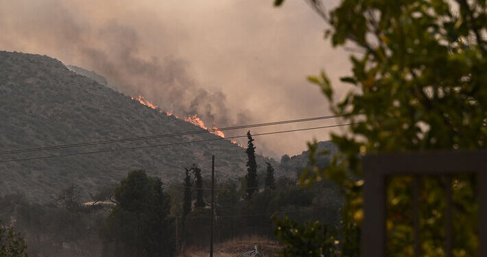 Φωτιά τώρα: Μεγάλη πυρκαγιά κοντά σε σπίτια στο Κρυονέρι Ναυπακτίας