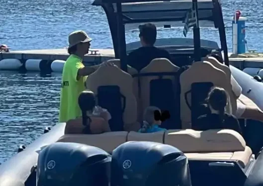 Η Ελένη Μενεγάκη στο Μεγανήσι με τον Μάκη Παντζόπουλο και τα παιδιά
