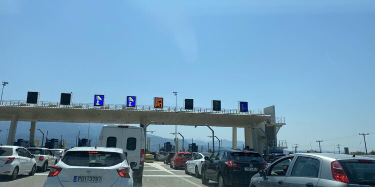 Ουρές στην γέφυρα Ριου-Αντιρρίου λόγω επιστροφής των εκδρομέων