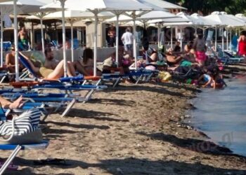 Καταγγελία για κατάληψη από ξαπλώστρες και ομπρέλες και στη παραλίαΤουρλίδας Μεσολογγίου