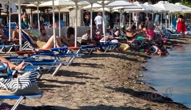 Καταγγελία για κατάληψη από ξαπλώστρες και ομπρέλες και στη παραλίαΤουρλίδας Μεσολογγίου