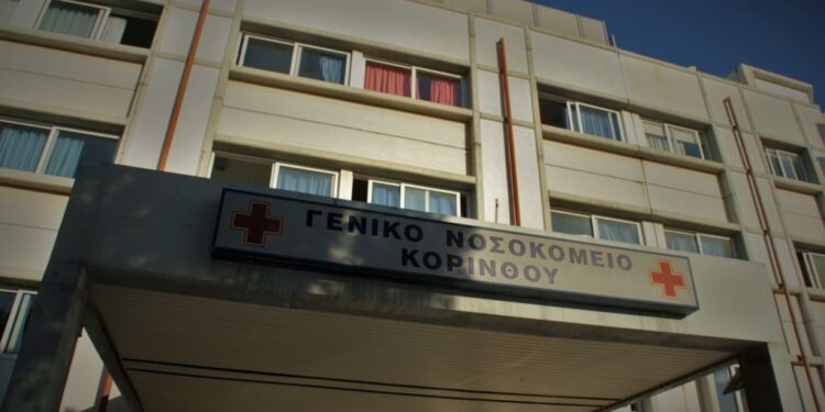 Μπούκαρε με μπιτόνι βενζίνης και καπνογόνο στο νοσοκομείο