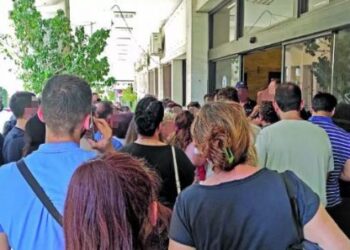 Ταυτότητες: Συνεχίζονται τα ξενύχτια, οι ουρές και η ένταση έξω από τα αστυνομικά τμήματα – Αντιδράσεις για τις ψηφιακές ταυτότητες