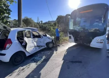 Σφοδρή σύγκρουση Ι.Χ με λεωφορείο – Σε κρίσιμη κατάσταση ο οδηγός του οχήματος