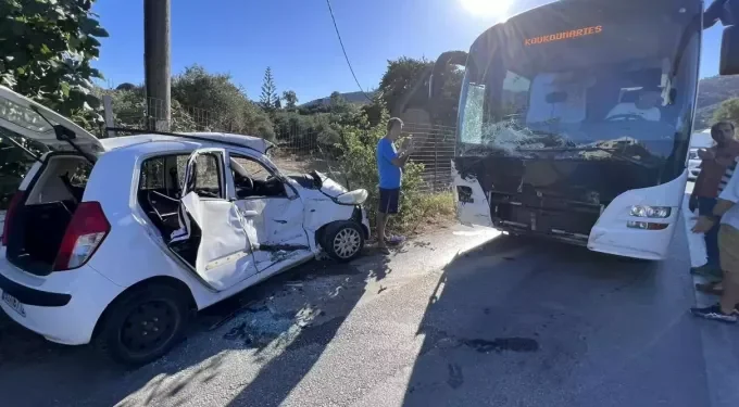 Σφοδρή σύγκρουση Ι.Χ με λεωφορείο – Σε κρίσιμη κατάσταση ο οδηγός του οχήματος