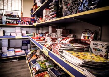 «Καλάθι σχολικών ειδών»: Από την Τετάρτη σε ισχύ – Ποια προϊόντα θα περιλαμβάνει – Αλλαγές και στο «καλάθι του νοικοκυριού»