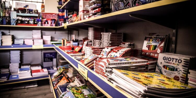 «Καλάθι σχολικών ειδών»: Από την Τετάρτη σε ισχύ – Ποια προϊόντα θα περιλαμβάνει – Αλλαγές και στο «καλάθι του νοικοκυριού»