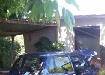 Σοκαριστικό τροχαίο στο Αγρίνιο: Ι.Χ. “προσγειώθηκε” σε αυλή οικίας