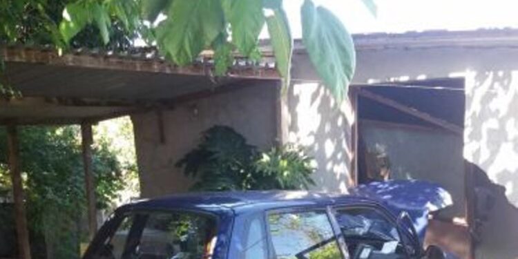 Σοκαριστικό τροχαίο στο Αγρίνιο: Ι.Χ. “προσγειώθηκε” σε αυλή οικίας