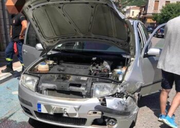 Θέρμο: Αυτοκίνητο συγκρούστηκε με λεωφορείο (φωτο)