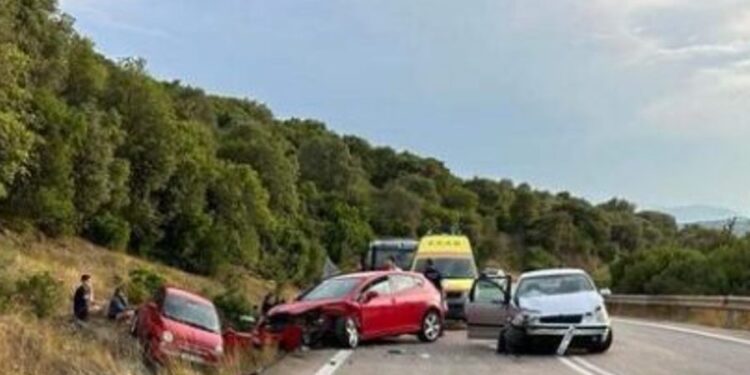 Βόνιτσα: Καραμπόλα τριών Ι.Χ. /Τραυματίστηκε μια γυναίκα