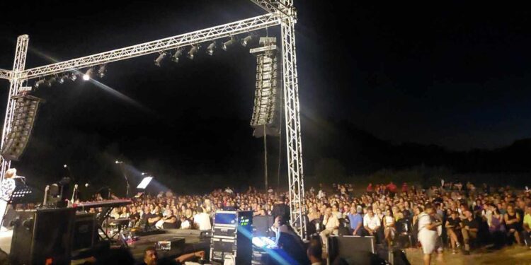 Μάγεψε για 3η συνεχόμενη  χρονιά το επιβλητικό Νεώριο και η συναυλία του Γιάννη Κότσιρα!