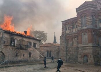 Καίγεται η ιστορική μονή του Οσίου Λουκά στη Βοιωτία