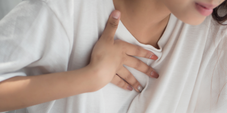 Πόνος στη δεξιά πλευρά του στήθους: Γιατί πρέπει να αναζητήσετε ιατρική βοήθεια